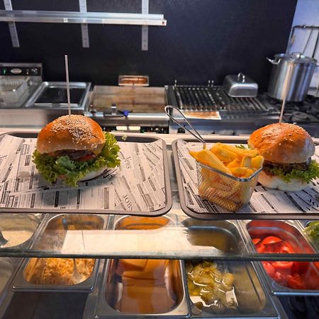 Hotel Zur Alten Stadtkellerei ライプツィヒ エクステリア 写真 A burger being prepared at a restaurant