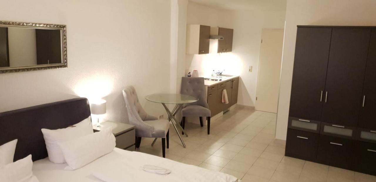 Hotel Zur Alten Stadtkellerei ライプツィヒ エクステリア 写真 A studio apartment in London