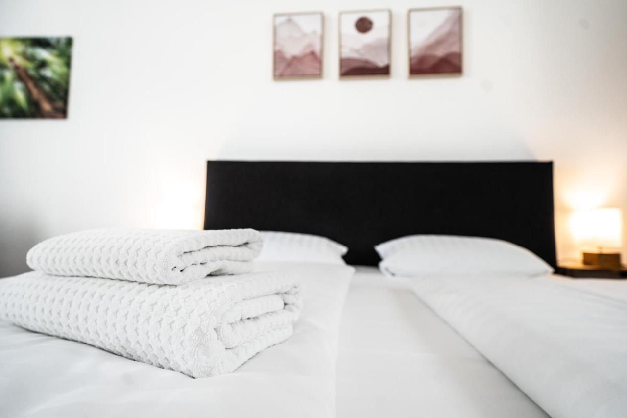 Hotel Zur Alten Stadtkellerei ライプツィヒ エクステリア 写真 A duvet on a bed