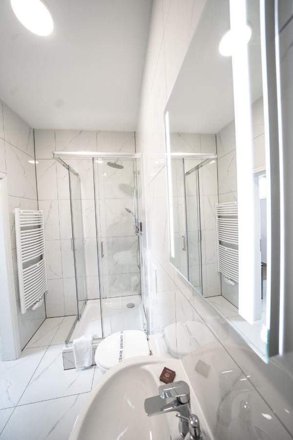 Hotel Zur Alten Stadtkellerei ライプツィヒ エクステリア 写真 A shower enclosure