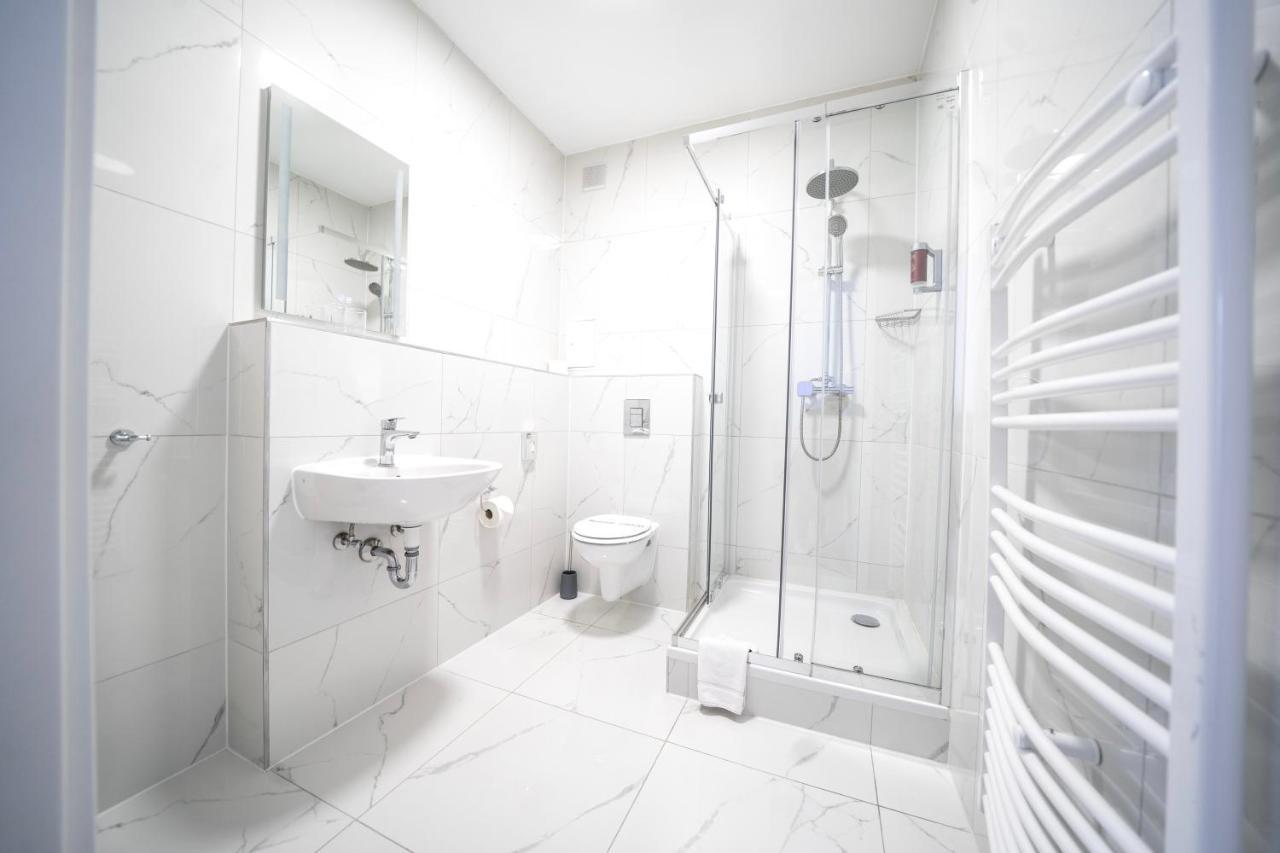 Hotel Zur Alten Stadtkellerei ライプツィヒ エクステリア 写真 A shower room