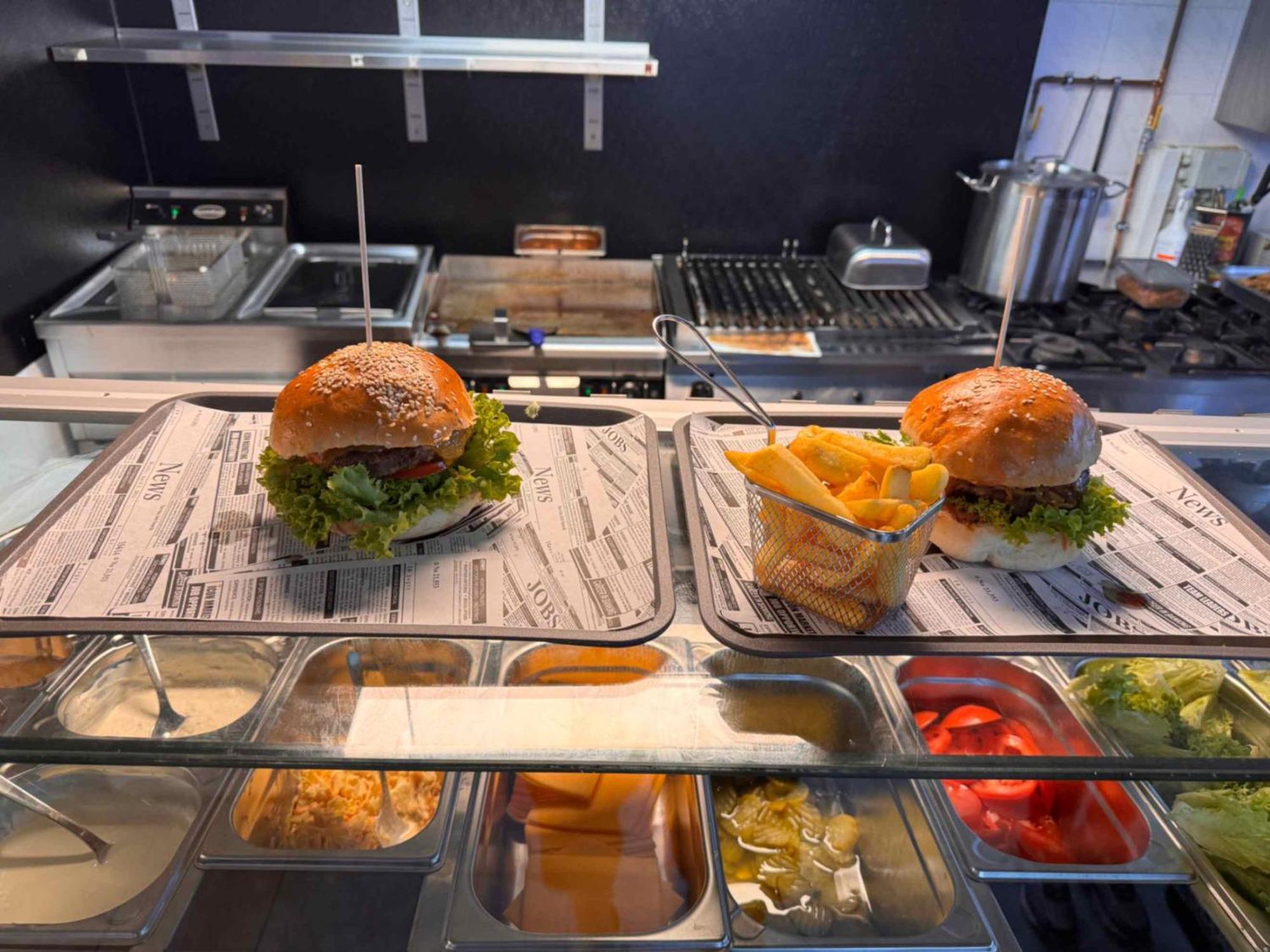 Hotel Zur Alten Stadtkellerei ライプツィヒ エクステリア 写真 A burger being prepared at a restaurant