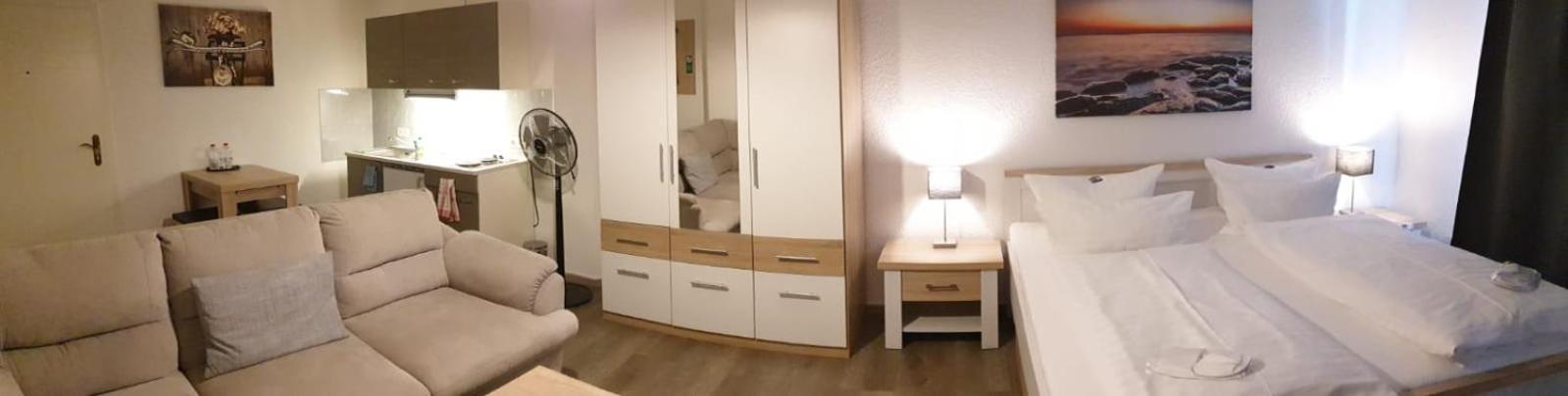 Hotel Zur Alten Stadtkellerei ライプツィヒ 部屋 写真 A bedroom with a nightstand