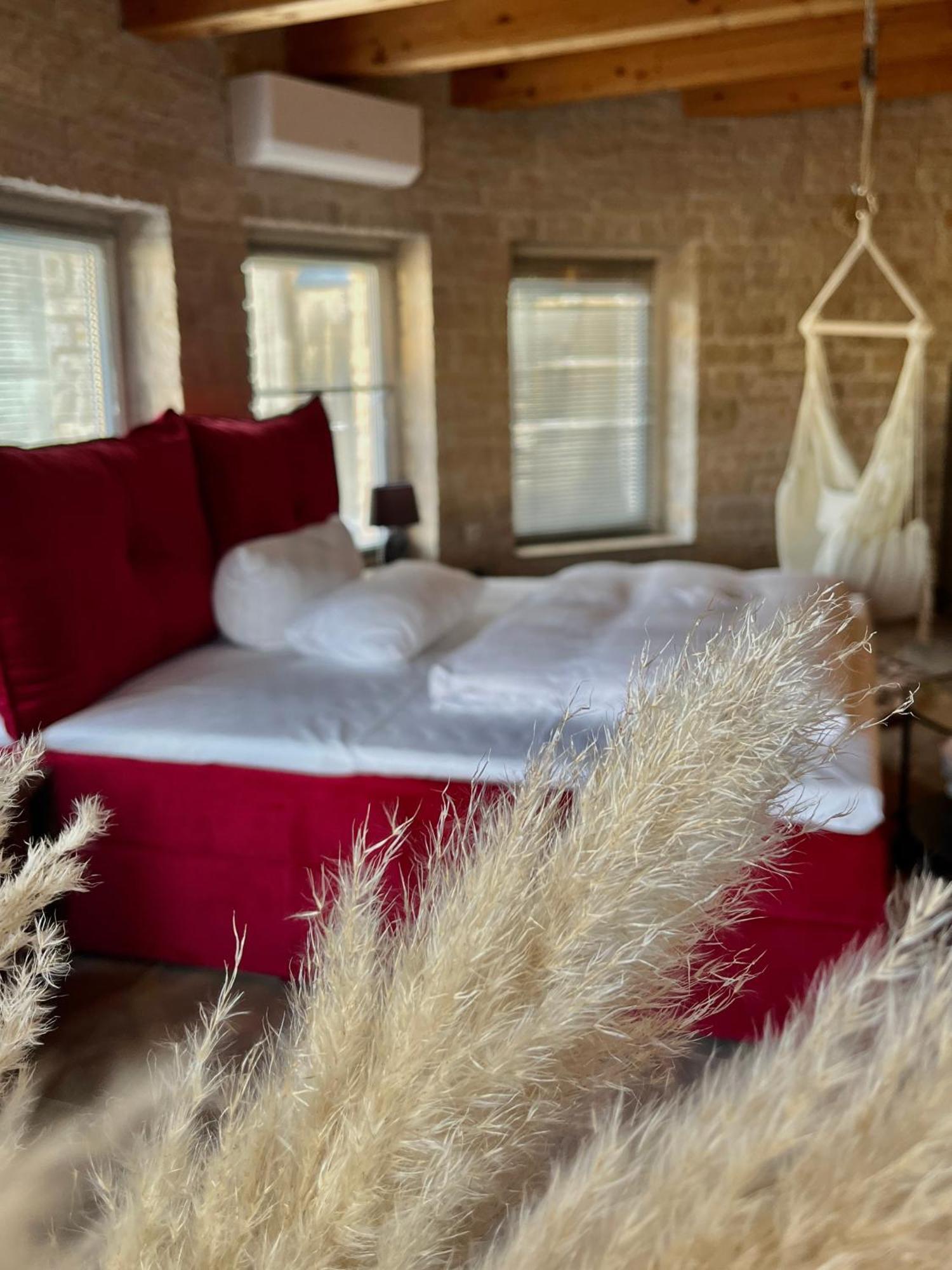 Hotel Zur Alten Stadtkellerei ライプツィヒ エクステリア 写真 A bed with a bed skirt