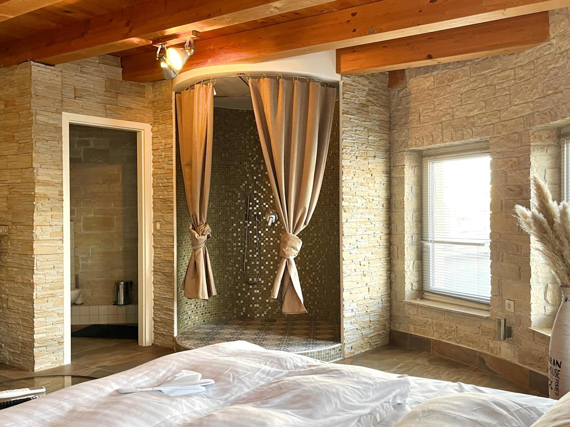 Hotel Zur Alten Stadtkellerei ライプツィヒ エクステリア 写真 A room with a shower enclosure